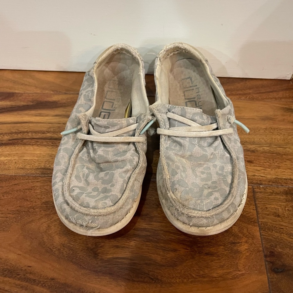 Hey Dude Kids Animal Print Shoes in Gray and Cream Size 1 Size 2 Girls